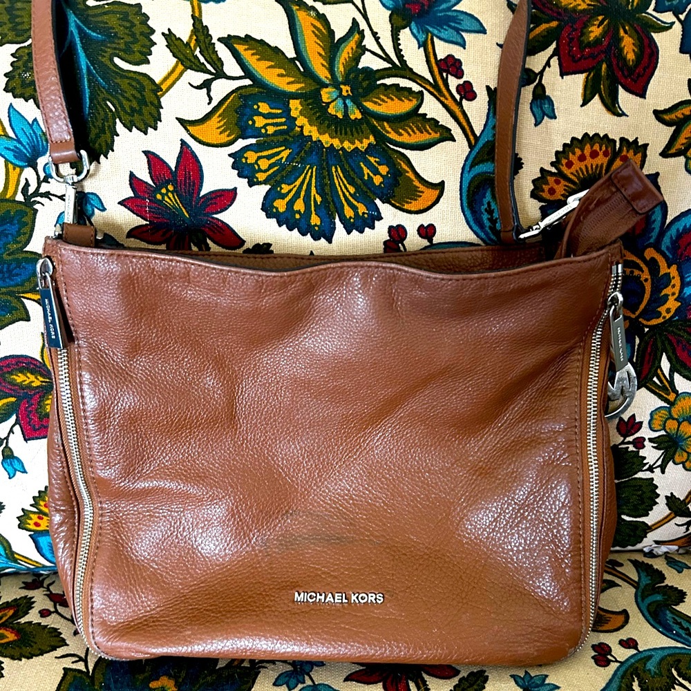 Cute brown leather one strap Michael Kors purse.